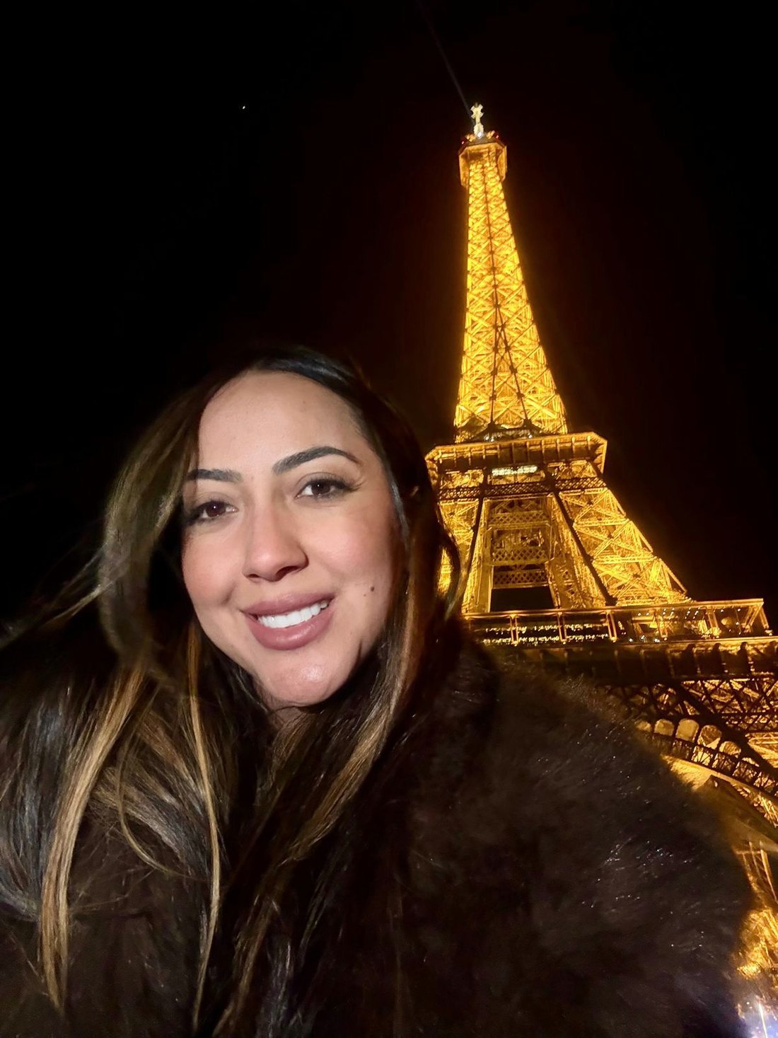 Kariny em frente à Torre Eiffel.